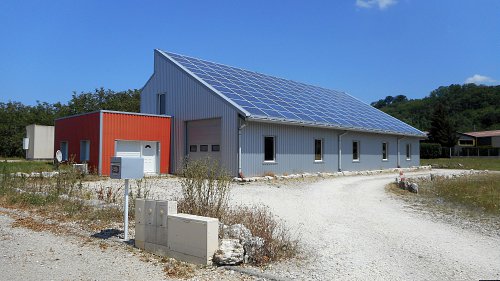 Locaux d'activité neufs avec panneaux photovoltaïques dans la zone d'activité de Clairivaux, Saint-Marcellin Vercors Isère, 2019